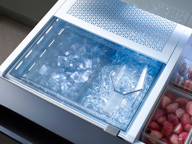 Bespoke 4-Door French Door Refrigerator (23 cu. ft.) with Beverage Center(TM) in White Glass SAMSUNG (RF23BB86012AA)